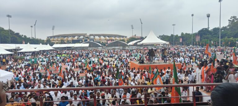 रणक्षेत्र बना मोरहाबादी मैदान, पुलिस ने आंसू गैस के गोले दागे और भाजपा कार्यकर्ताओ की पत्थरबाजी, कई घायल