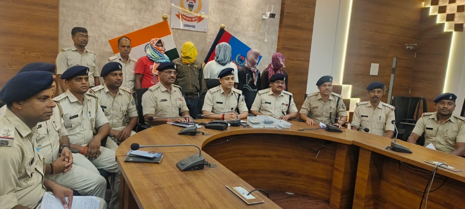 रामगढ़ में प्लंबर संजय की हत्या मामले में ओरमांझी के मुख्य शूटर समेत पांच अपराधी गिरफ्तार, भाई ने करोड़ों रुपये हड़पने के लिए कराई थी हत्या