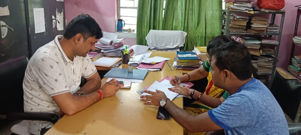 रामगढ़ में बाइकर्स गैंग ने दो लोगों के गले से उड़ाई चेन, बच्चे को बस बैठाने गई महिला को बनाया शिकार