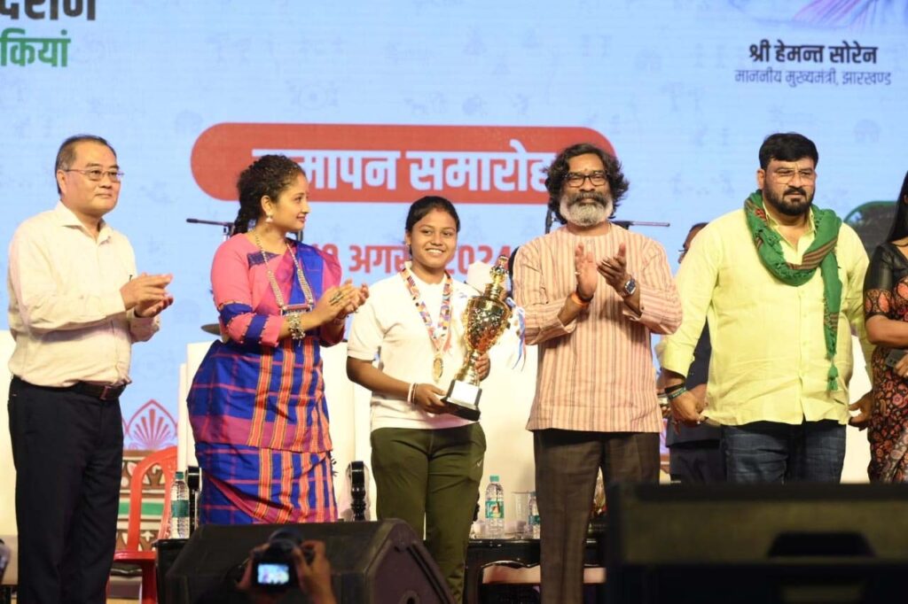 झारखंड के कलाकारों के लिए बनेगी विशेष पॉलिसी, विश्व आदिवासी दिवस के समापन समारोह में हेमंत सोरेन ने किया बड़ा एलान