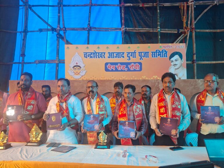 चंद्रशेखर आजाद दुर्गा पूजा समिति इस वर्ष काशी के गंगा घाट थीम बना रही पंडाल