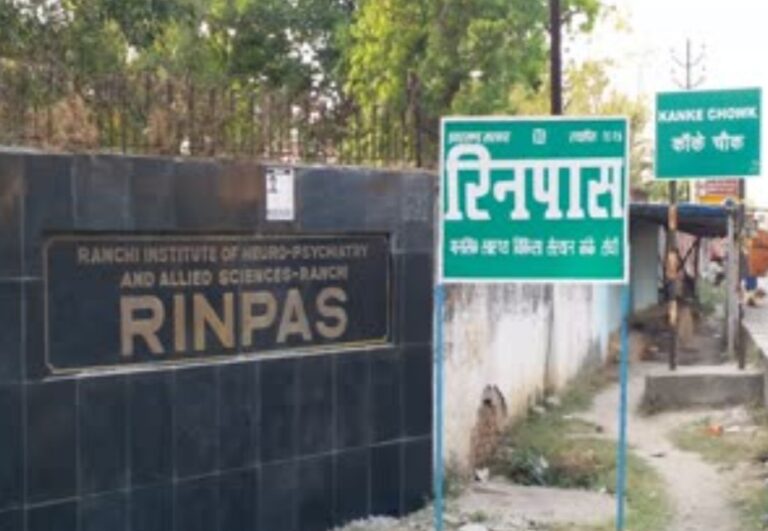 रिनपास के कैदी वार्ड से कारोबारी को धमका रहा था जमशेदपुर का कुख्यात अपराधी, दो मोबाइल, शराब की बोतल व अन्य सामान जब्त