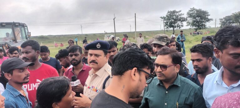 गेतलसूद में सोलर फ्लोटिंग प्लांट निर्माण का ग्रामीणों ने किया विरोध, पुलिस के हस्तक्षेप से सोलर एनर्जी कारपोरेशन आॅफ इंडिया व एलएनटी ने लिया मिट्ठी का सेंपल