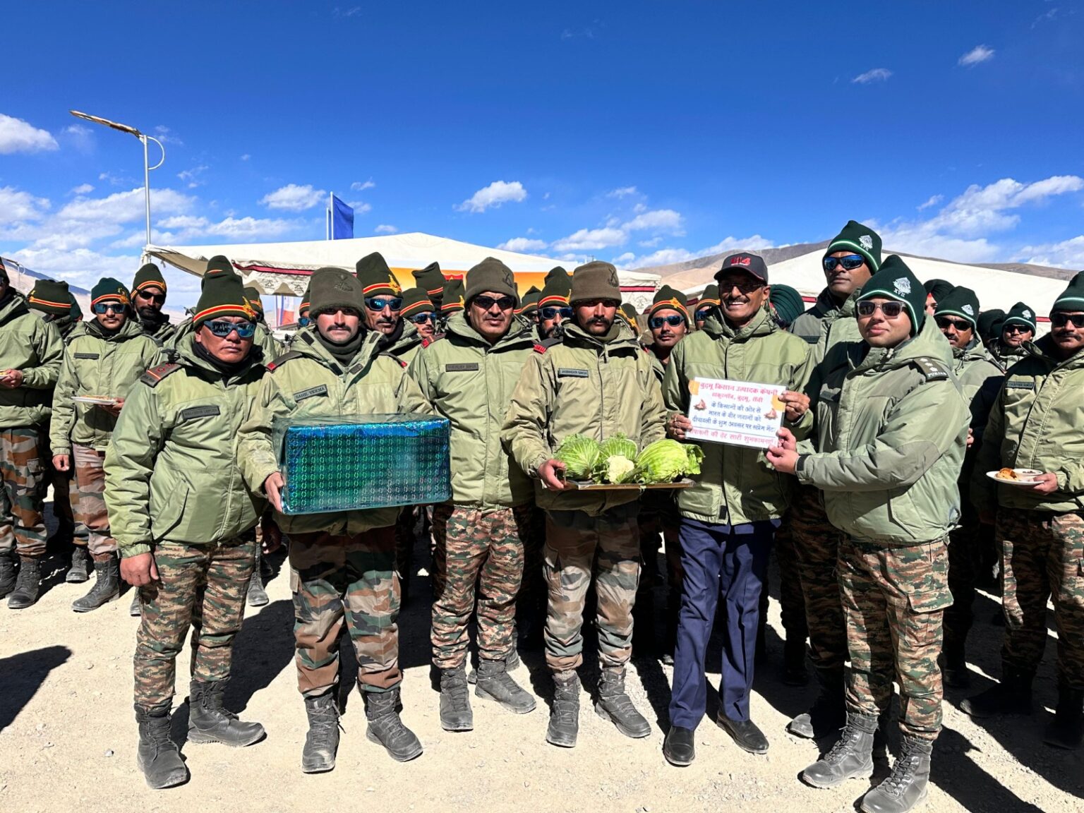 रक्षा राज्य मंत्री संजय सेठ ने लेह में जवानों के साथ मनाई दीपावली