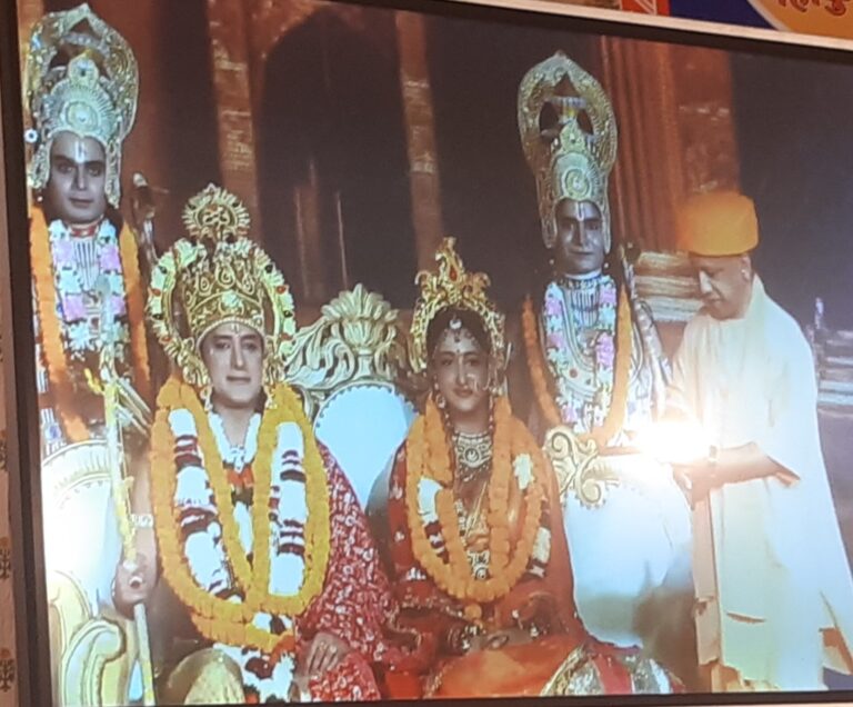 अयोध्या में पुष्पक विमान से उतरे राम, योगी ने खींचा रथ