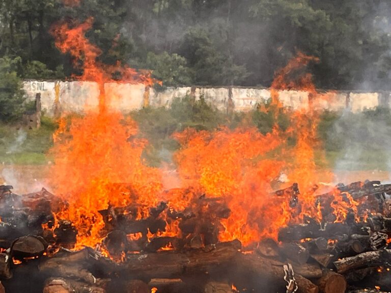 मुक्ति संस्था ने जुमार नदी पर 51 शवों का किया अंतिम संस्कार