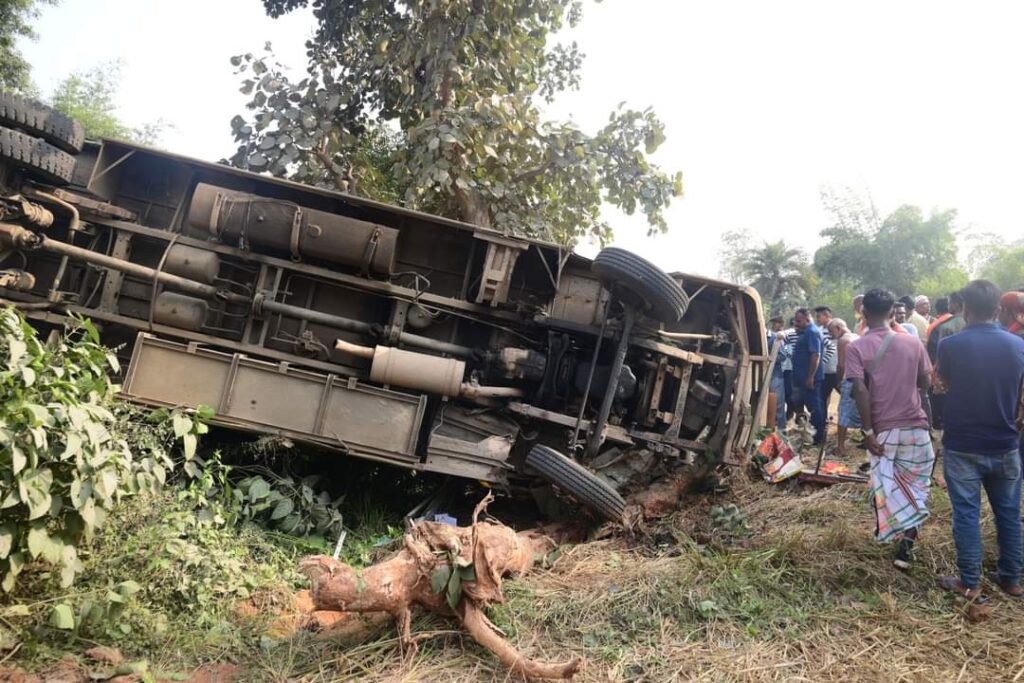 रजरप्पा से जमशेदपुर जा रही श्रद्धालुओं से भरी बस पलटी, एक महिला की मौत और 24 घायल