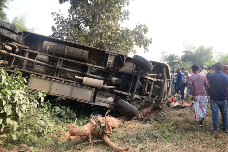 रजरप्पा से जमशेदपुर जा रही श्रद्धालुओं से भरी बस पलटी, एक महिला की मौत और 24 घायल