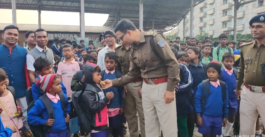 पूर्वी सिंहभूम के एसएसपी किशोर कौशल ने ग्रामीण बच्चों के साथ मनाई पिकनिक, किताब-कापी भी बांटा