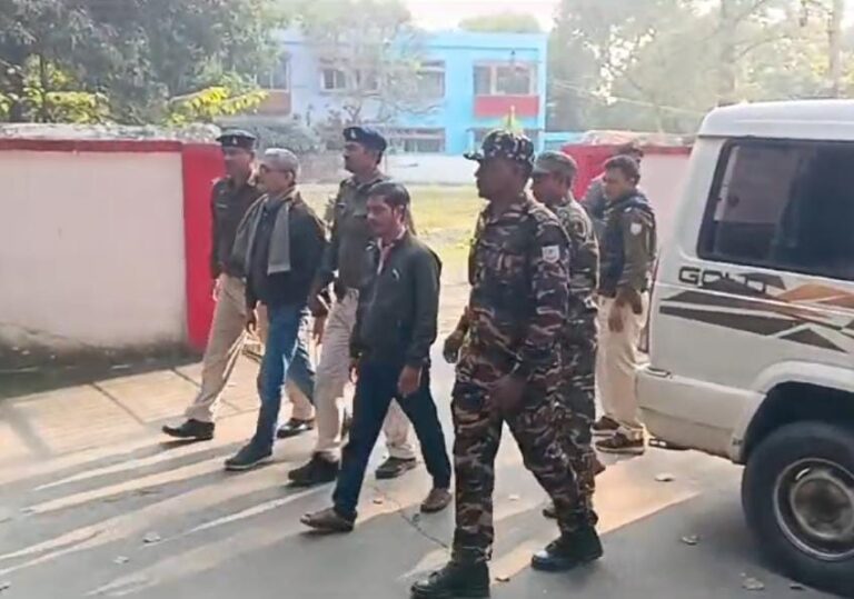 अभिलेखागार के बड़ा बाबू समेत दो को एसीबी ने साढ़े छह हजार रुपये रिश्वत लेते दबोचा