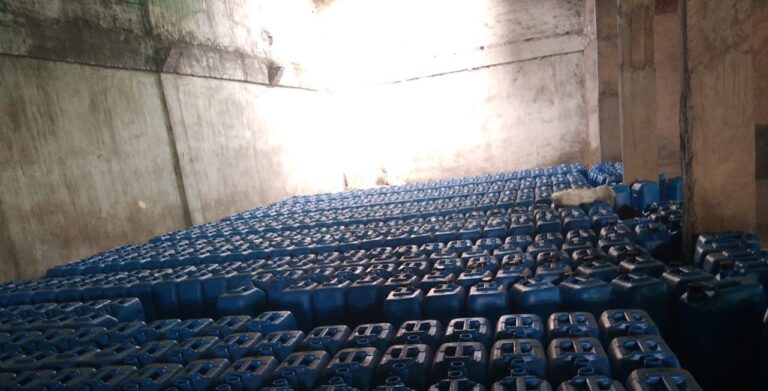 नकली शराब फैक्ट्री का खुलासा, छह तस्कर गिरफ्तार