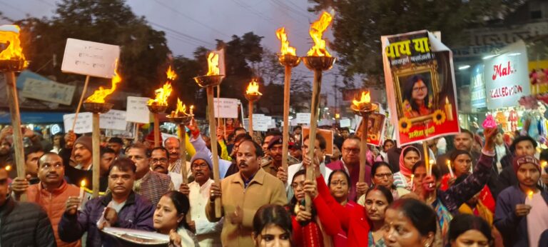 एसडीओ की पत्नी अनिता को न्याय दिलाने के लिए हजारीबाग में निकला कैंडल मार्च और मशाल जुलूस