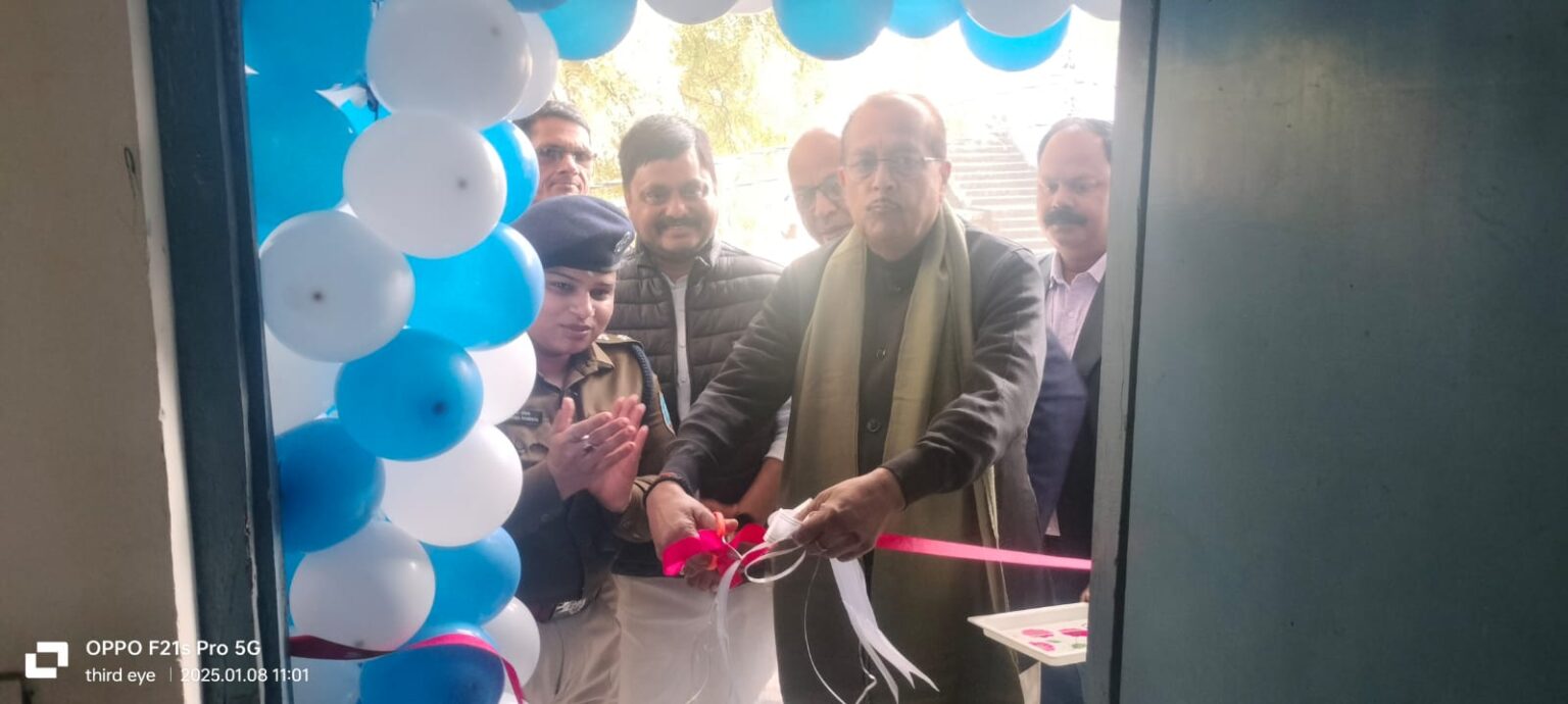 वित्त मंत्री राधाकृष्ण किशोर ने मेदिनीराय मेडिकल कॉलेज हॉस्पिटल में पुलिस आउट पोस्ट का किया उद्घाटन
