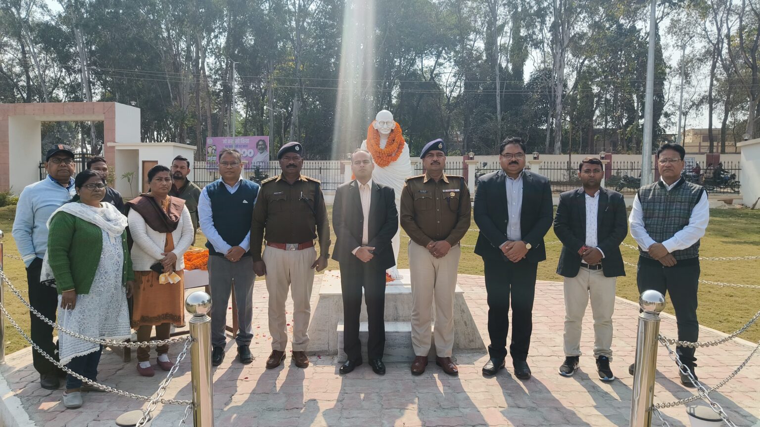 पुण्य तिथि पर गुमला के डीसी और एसपी ने महात्मा गांधी जी को किया नमन
