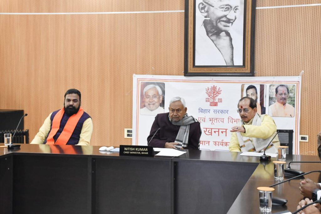 अवैध खनन की सूचना देने वाले 24 बिहारी योद्धाओं को नीतीश कुमार ने किया सम्मानित