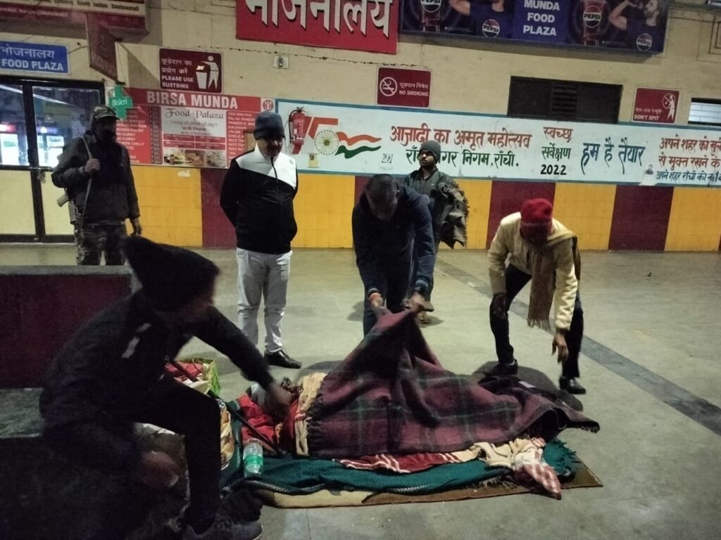 रांची डीसी ने खादगढ़ा बस स्टैंड समेत कई इलाकों का किया दौरा, सभी आश्रय गृहों में बेड, कंबल व्यवस्था करने का दिया निर्देश