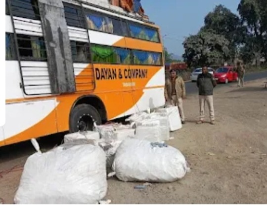 बिहार- झारखंड की सीमा पर शराब की दो हजार से अधिक खाली बोतलों के साथ तीन तस्कर गिरफ्तार