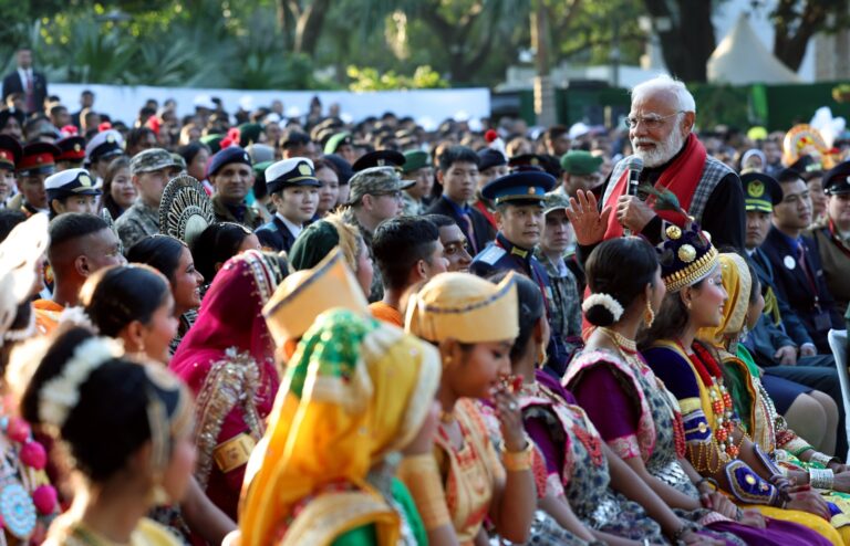 गणतंत्र दिवस परेड में भाग लेने वाले कैडेट्स, आदिवासी मेहमानों से मिले प्रधानमंत्री, पूछे ये सवाल