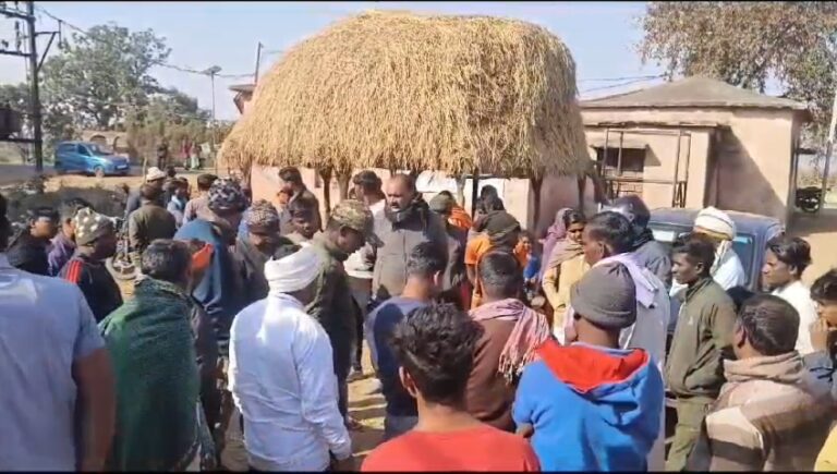 लातेहार के चंदवा में लेवी वसूलने आये तीन नक्सलियों की मजदूरों ने की जमकर की धुनाई, एक की मौत