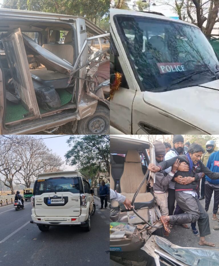 रांची के धुर्वा में IPS की स्कॉर्पियो के साथ टक्कर में स्कूल वैन बुरी तरह क्षतिग्रस्त, चालक घायल, बाल-बाल बचे बच्चे