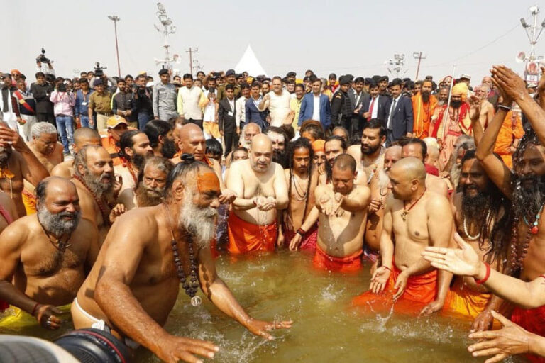 गृह मंत्री शाह ने कई साधु-संतों संग संगम में लगाई डुबकी, अब तक 13.21 करोड़ ने किया स्नान
