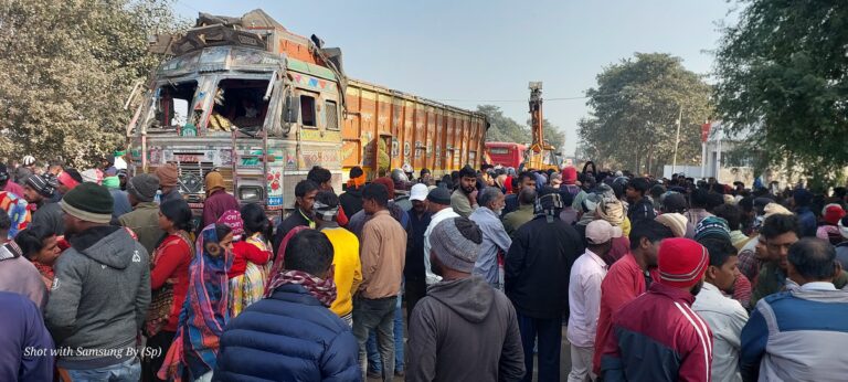 रामगढ़ के गोला में सड़क दुर्घटना में तीन बच्चे समेत चार की मौत और एक दर्जन घायल, ग्रामीणों ने ट्रक ड्राइवर को पीटा