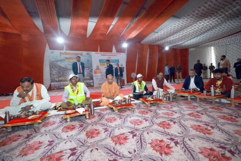 महाकुम्भ में लगे स्वच्छताकर्मियों और स्वास्थ्यकर्मियों को 10 हजार का बोनस, योगी ने की कई घोषणाएं