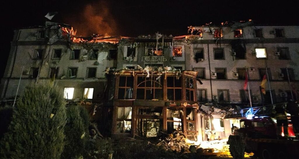 यूक्रेन के होटल में रूस का बैलिस्टिक मिसाइल से हमला, चार की मौत और 30 से अधिक घायल