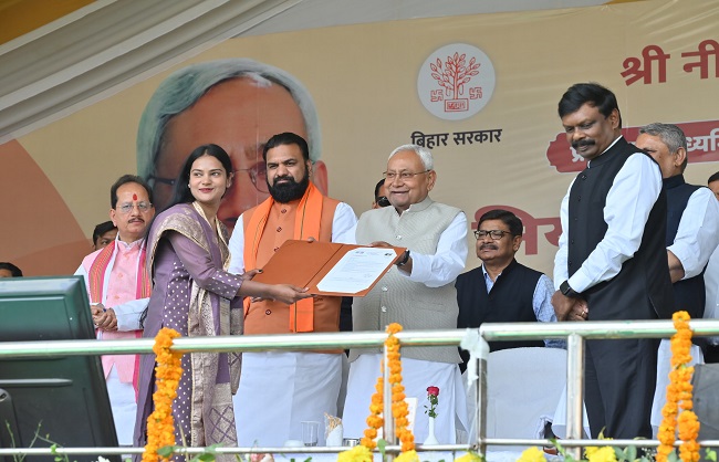 नीतीश कुमार ने 51,389 शिक्षकों का दिया नियुक्त पत्र, नियोजित शिक्षकों के लिए किया बड़ा ऐलान