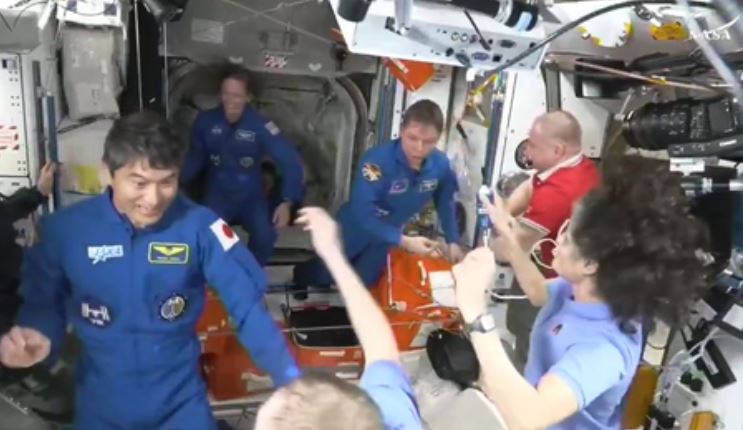 स्पेस स्टेशन में सुनीता विलियम्स से मिले अंतरिक्ष यात्री, गले लगाकर किया स्वागत; जल्दी धरती पर लौटेंगे