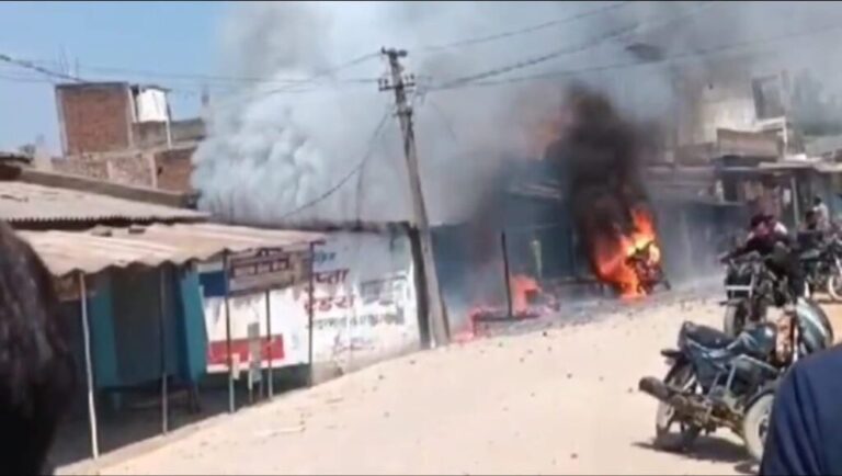 गढ़वा: पटाखे की दुकान में लगी आग, दुकानदार समेत पांच की मौत