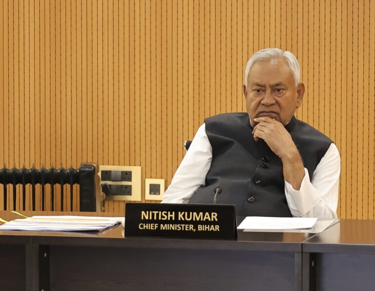 नीतीश कुमार ने मद्य निषेध व विधि व्यवस्था की समीक्षा,कहा-अपराध नियंत्रण के लिये पूरी तरह सतर्क और एक्टिव रहें