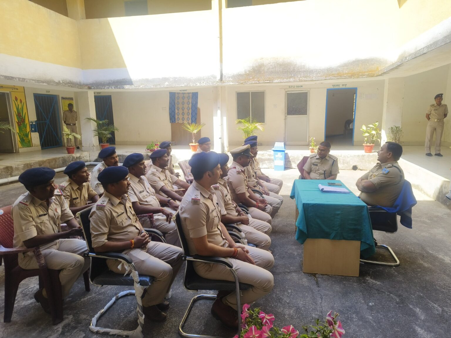 गुमला के एसपी शंभू सिंह ने बसिया थाना में पुलिस अधिकारियों के साथ की बैठक कहा- सक्रिय अपराधियों और पीएलएफआई उग्रवादियों को करें गिरफ्तार