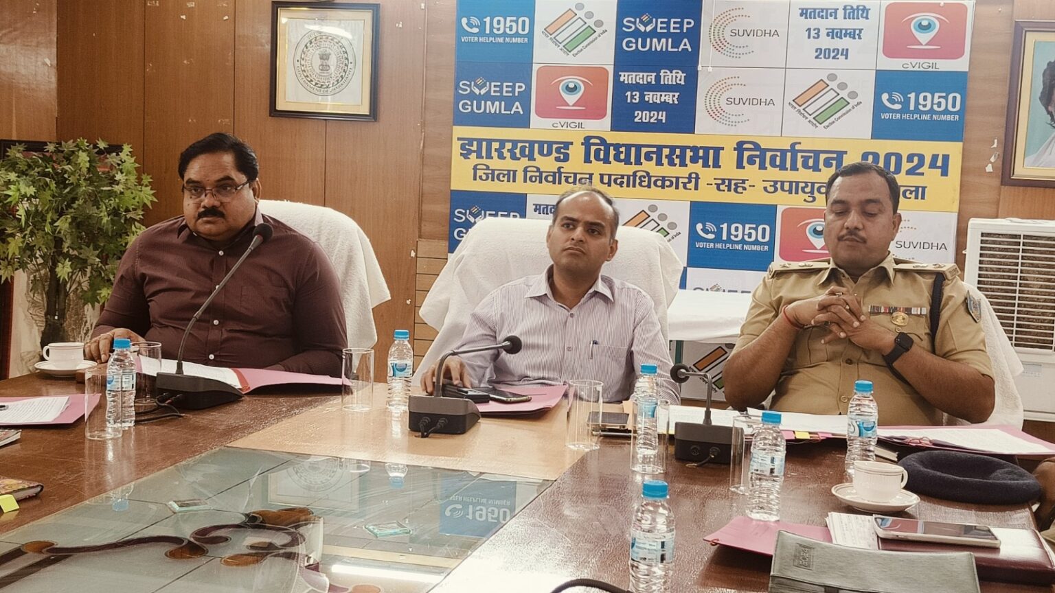 गुमला में शांति समिति की बैठक में एसपी शंभू सिंह बोले-होली में संवेदनशील क्षेत्रों में होगी अतिरिक्त पुलिस बल की तैनाती और सार्वजनिक स्थलों पर बढ़ाई जाएगी पेट्रोलिंग