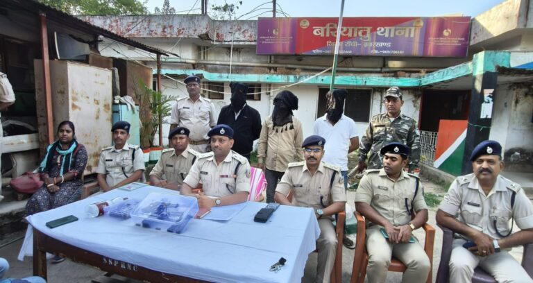 बारियातू में कालू लामा गिरोह के तीन अपराधी गिरफ्तार, हथियार और नकदी बरामद