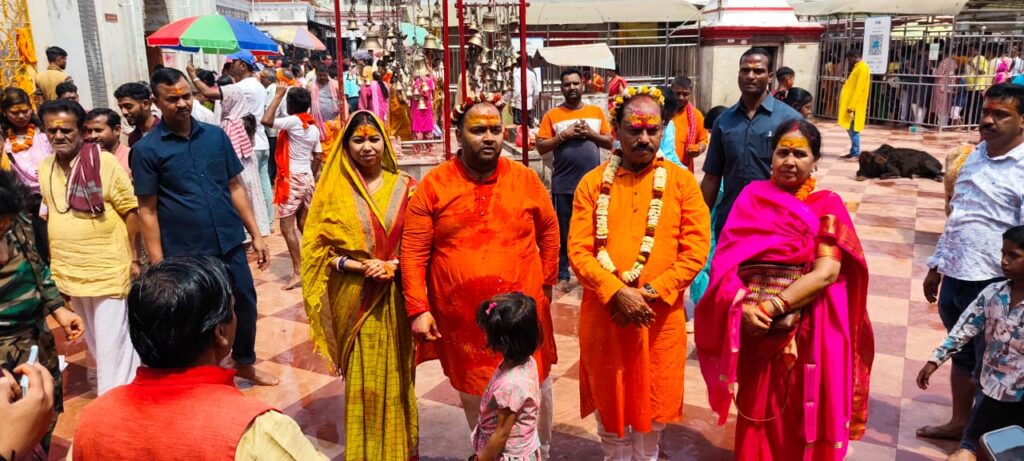 रघुवर दास ने परिवार के साथ बासुकीनाथ में की पूजा-अर्चना