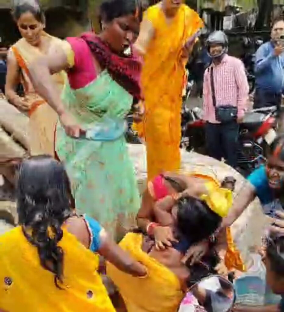 मंईयां सम्मान योजना को लेकर धनबाद में महिलाओं के बीच जमकर मारपीट