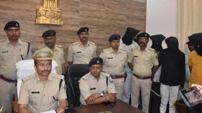 एसएससी परीक्षा फर्जीवाड़ा में रोशन मुखिया गिरफ्तार, पटना, धनबाद और रांची में अपने सहयोगियों के नाम पर खोला था आॅनलाइन केंद्र