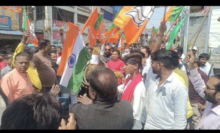 भाजपा नेता की हत्या के विरोध में लोहरदगा में भाजपा ने हेमंत सरकार का पुतला फूंका