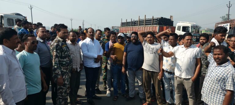 भाजपा नेता अनिल टाइगर की हत्या के विरोध में जेएलकेएम ने किया रामगढ़ में एनएच किया जाम