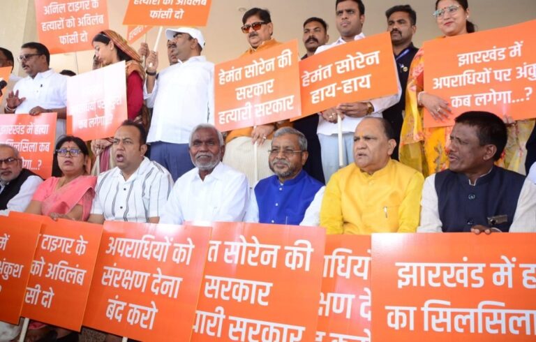 भाजपा नेता की हत्या लेकर लेकर विधायकों ने विधानसभा में किया प्रदर्शन, बाबूलाल बोले-अनिल टाइगर चरित्र की हत्या कर रही पुलिस