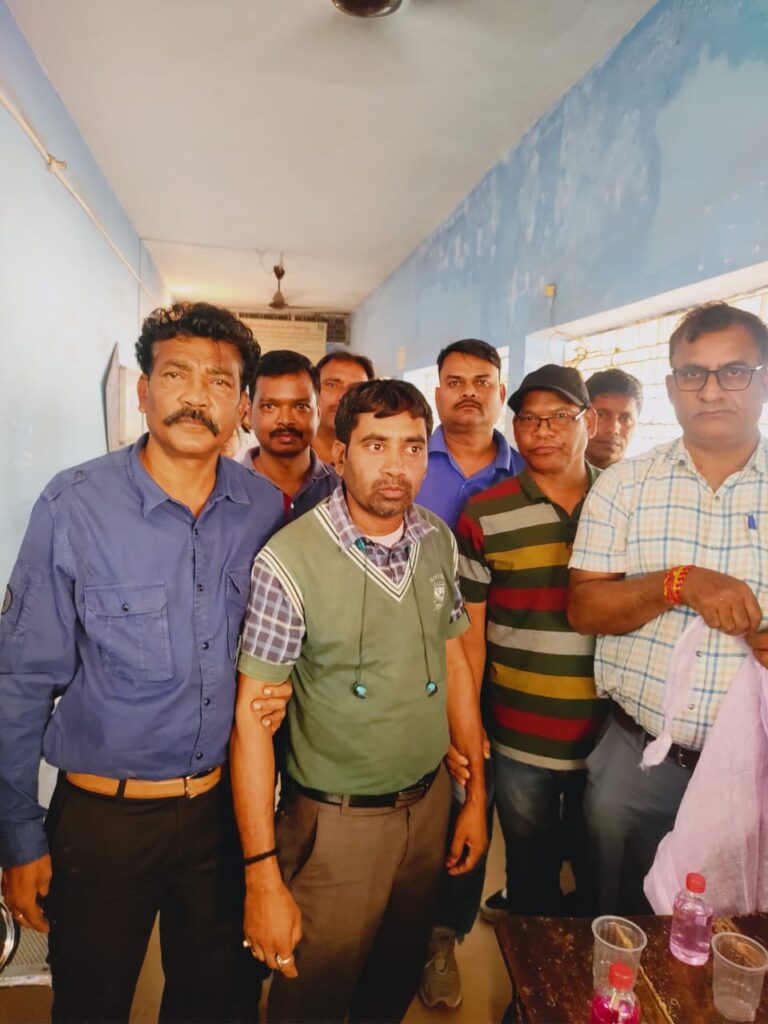 लोहरदगा में रजिस्ट्री कार्यालय का कम्प्यूटर आॅपरेटर पांच हजार रुपये घूस लेते गिरफ्तार, समाहरणालय में मचा हड़कंप