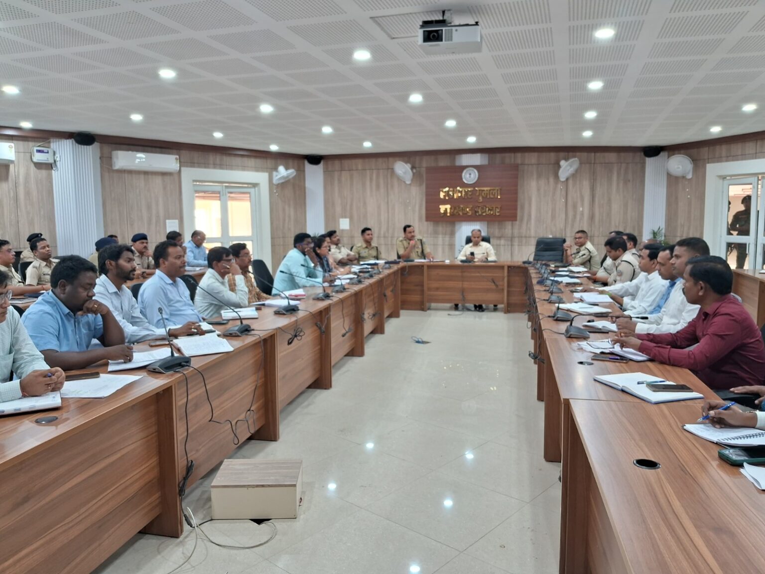 गुमला में शांति समिति की बैठक में एसपी बोले- लाइसेंसी एवं गैर-लाइसेंसी जुलूस मार्गों की पहचान कर विशेष निगरानी करें पुलिस