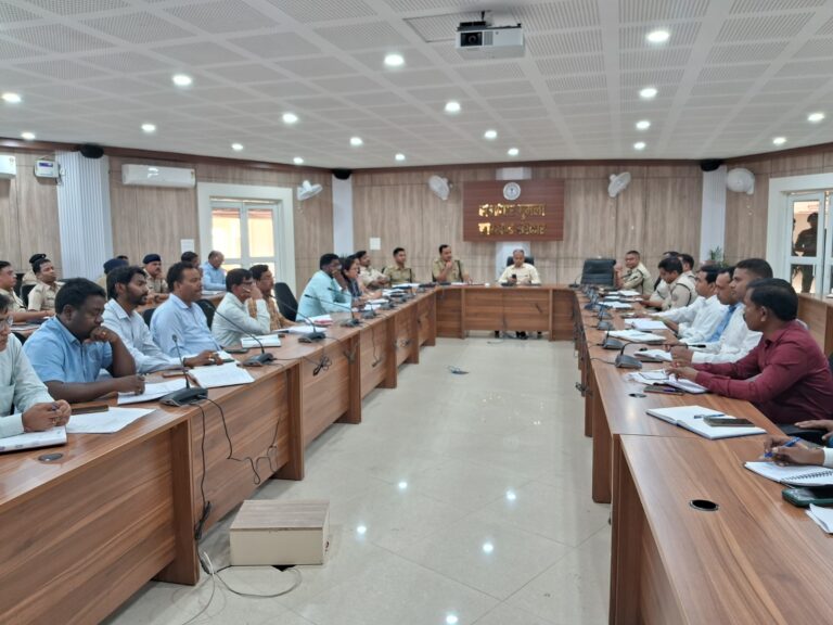 गुमला में शांति समिति की बैठक में एसपी बोले- लाइसेंसी एवं गैर-लाइसेंसी जुलूस मार्गों की पहचान कर विशेष निगरानी करें पुलिस