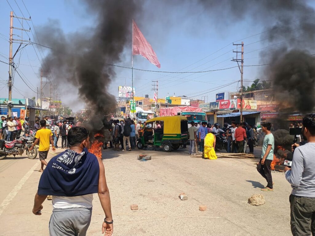 रांची में कारोबारी की हत्या के विरोध में आक्रोशित लोगों ने आगजनी कर किया चक्का जाम