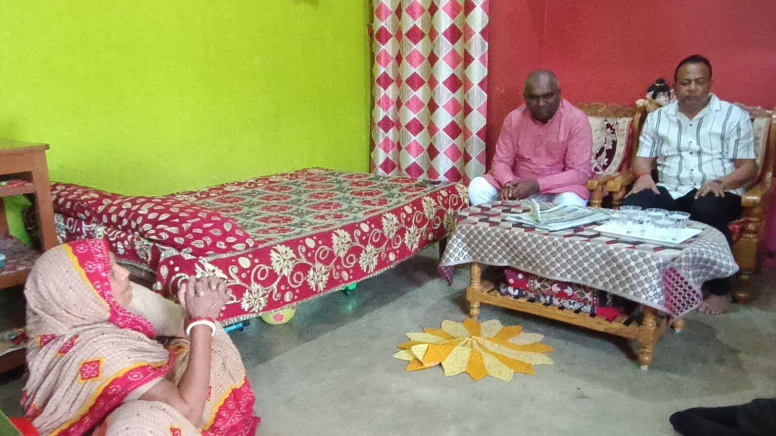 अनिल टाइगर के परिजनों से मिले अमर बाउरी, और नवीन जायसवाल