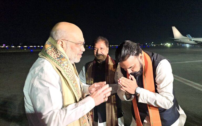 पटना पहुंचे अमित शाह, बीजेपी कार्यकर्ताओं ने किया जोरदार स्वागत