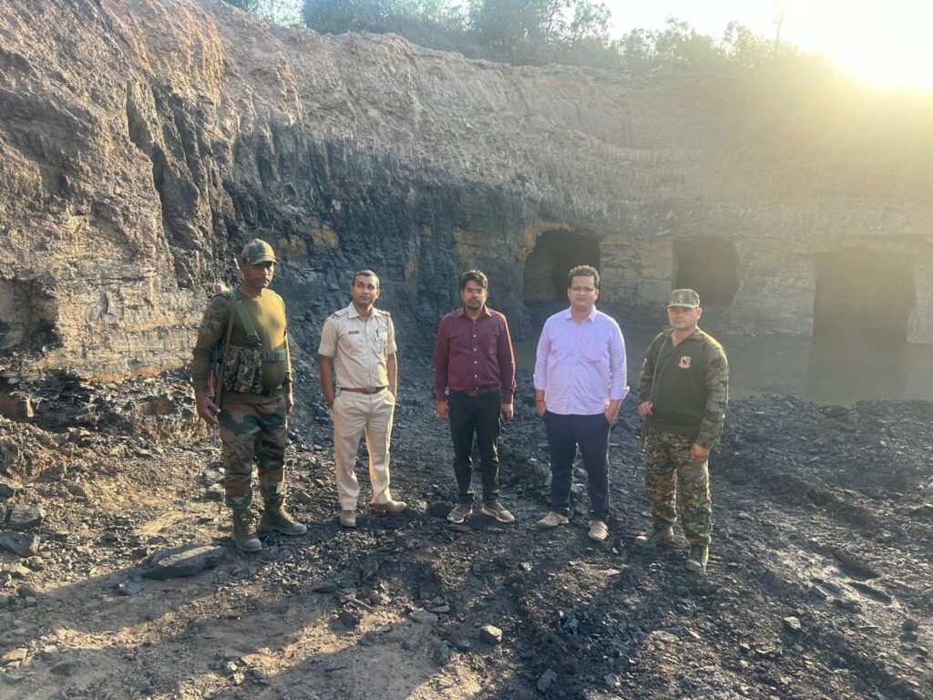 अवैध माइंस के समीप से 350 टन कोयला जब्त, रामगढ़ के गोला में तस्करों के खिलाफ बड़ी कार्रवाई