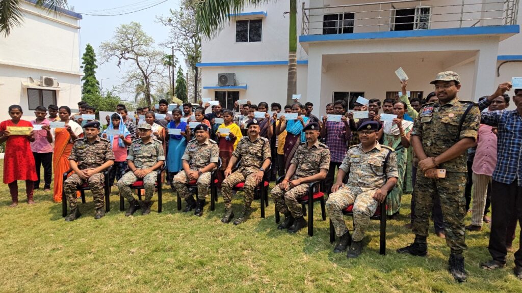 छत्तीसगढ़ के बीजापुर में 68 लाख के 13 इनामी सहित 50 नक्सलियों ने किया आत्मसमर्पण