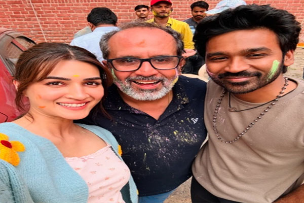 कृति सेनन और धनुष ‘तेरे इश्क में’ के सेट पर होली के रंगों में हुए सराबोर